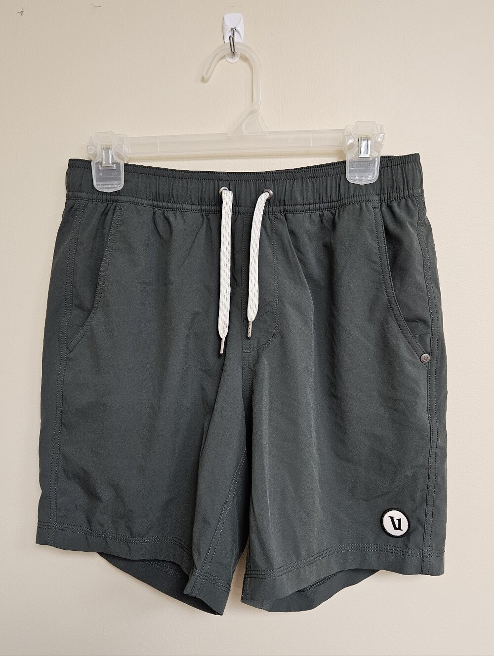 Vuori Kore Everyday Lined Shorts Men's 7" Inseam in Dark Oregano Green size S